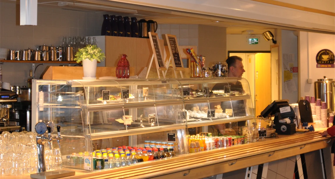 Cafédisk med personal i kassan
