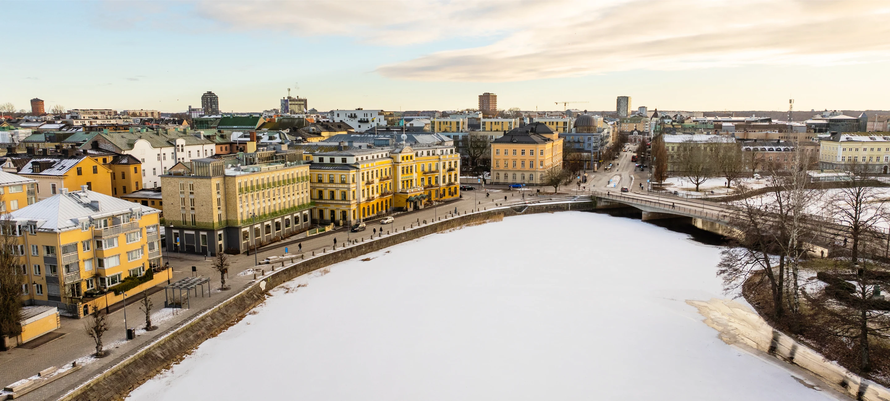 Flygbild med vintervy mot stadshotellet och residenset.