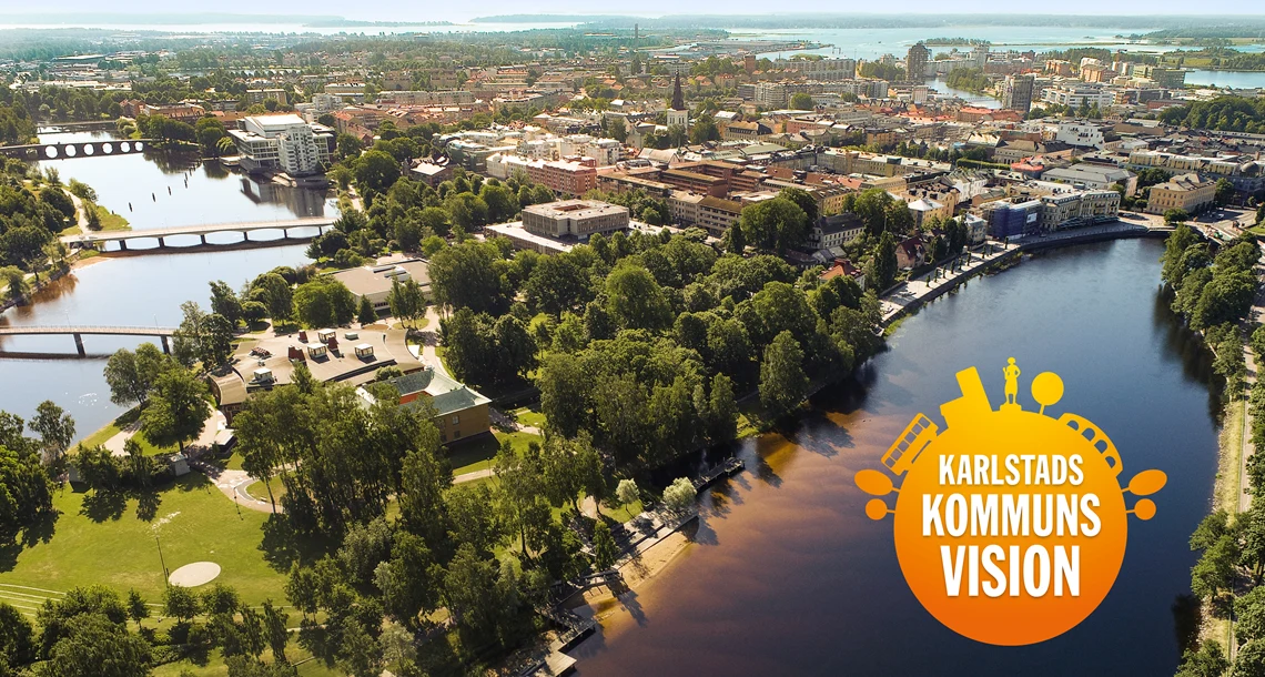Bild över centrala Karlstad, Sandgrund och Klarälven samt texten "Karlstads kommuns vision" i märke.
