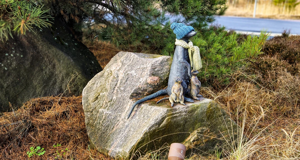 Konstverket Surikater av Maria Vallgren här med lite kläder