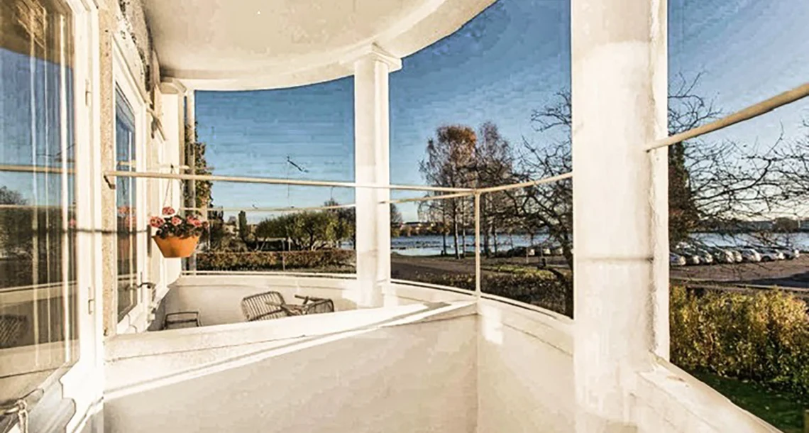 En balkong som är vitmålad