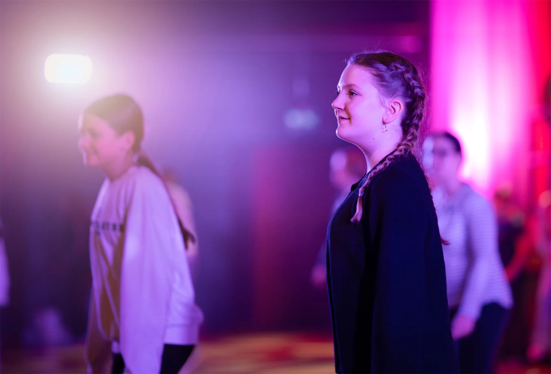 Flickor som uppträder på en scen