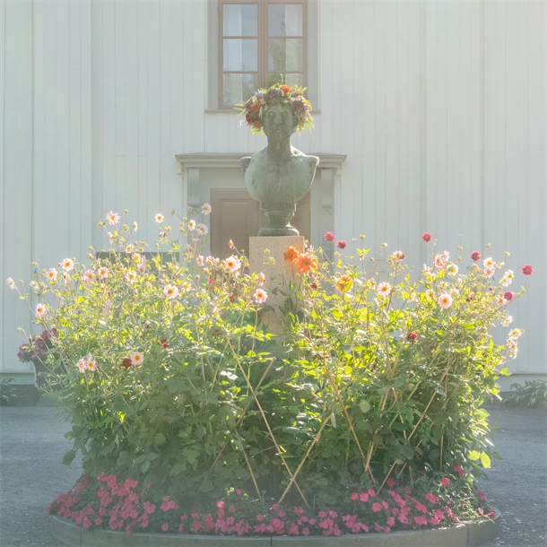 Byst av Conrad Höök framför Mariebergs herrgård.