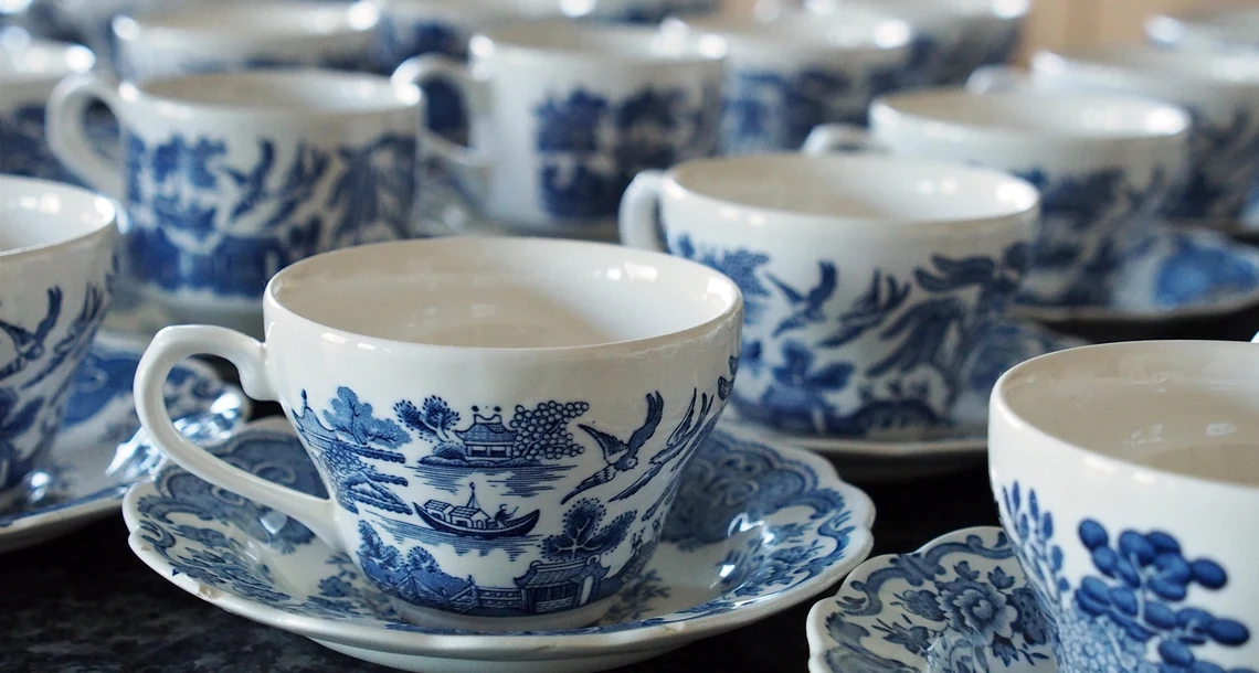 Kaffekopp på fat i vitt och blått mönster