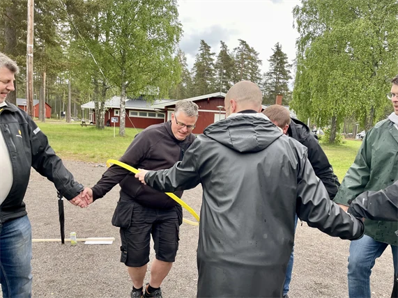 Person leker med rockring