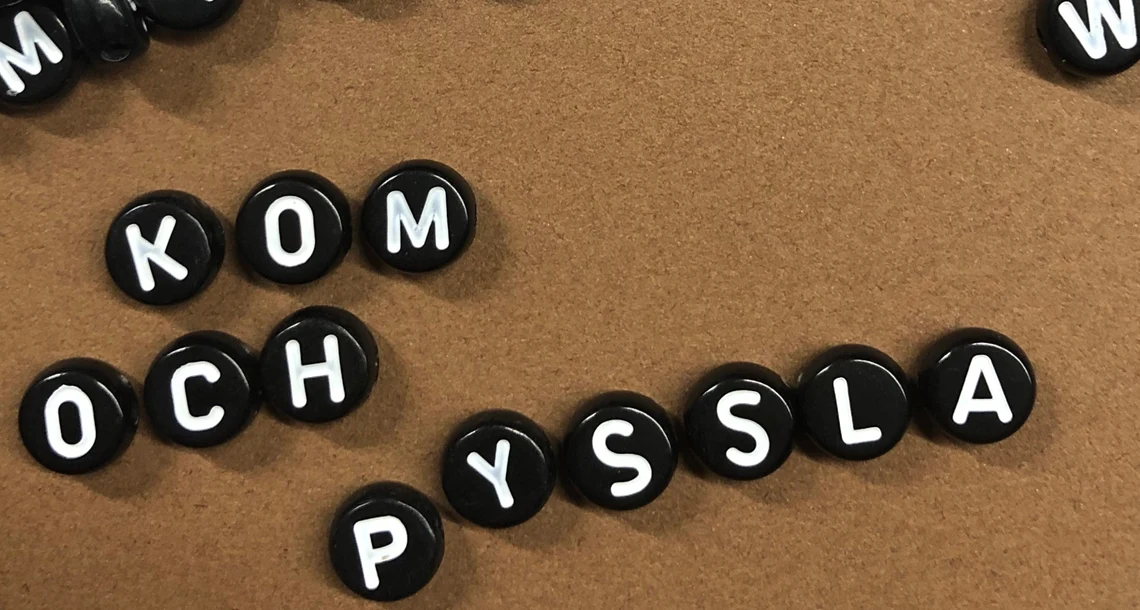 Bokstavspärlor som visar orden: Kom och pyssla