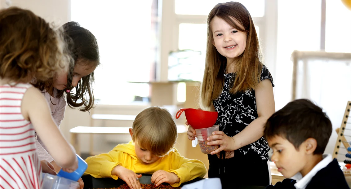 Elever leker med ett hav av pärlor