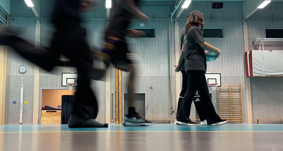 Personer som spelar fotboll