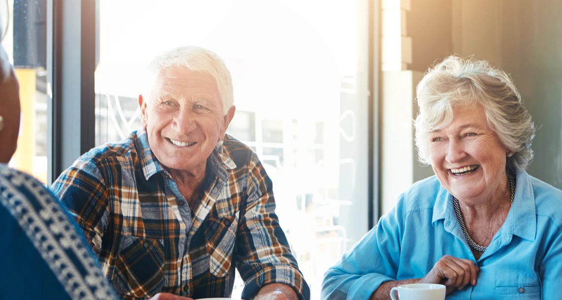 Äldre personer fikar