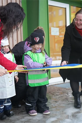 Förskolabarnen Alice och Alicia klipper bandet tillsammans med Carin Skarman, Vd på KBAB och Lina Larhult (s), ordförande i barn- och ungdomsnämnden.