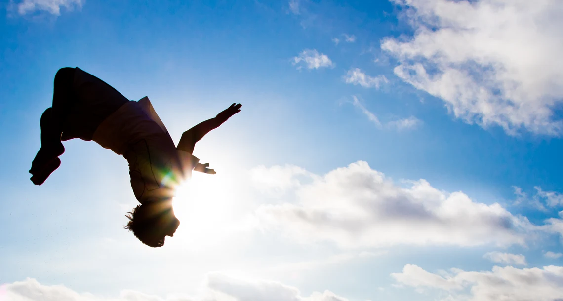 Man gör volt i luften, bakgrund: himmel