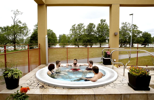 En grupp med människor i en bubbelpool