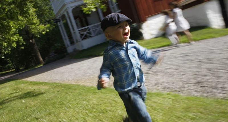 Barn springer i herrgårdsparken.