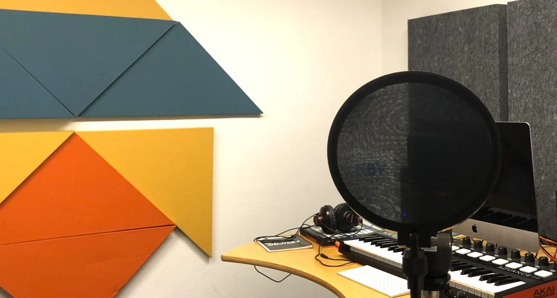 Studio med mikrofon och inspelningsutrustning