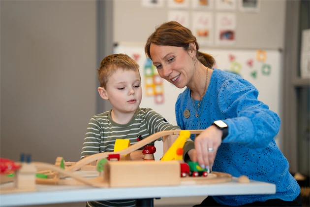 Kvinna och barn med en kulram