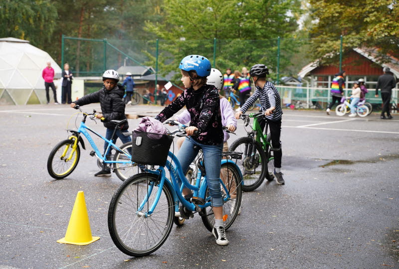 Skolelever står vid sina cyklar