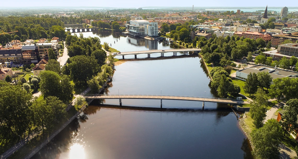 Flygbild över Klarälven med Karlstad CCC och stenbron i bakgrunden.