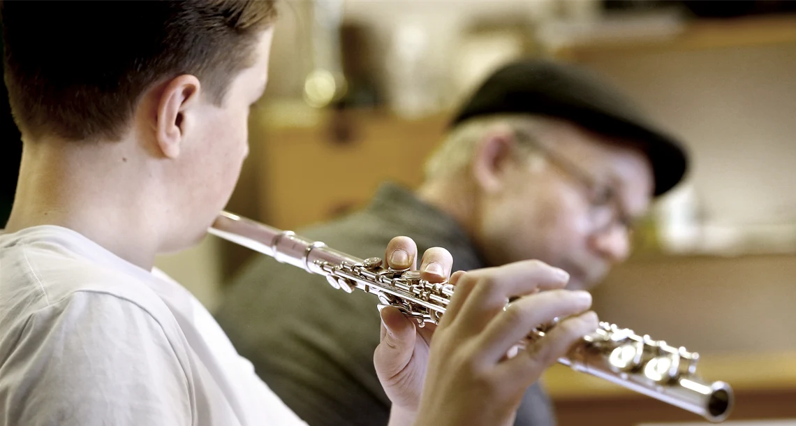 Elev spelar instrument