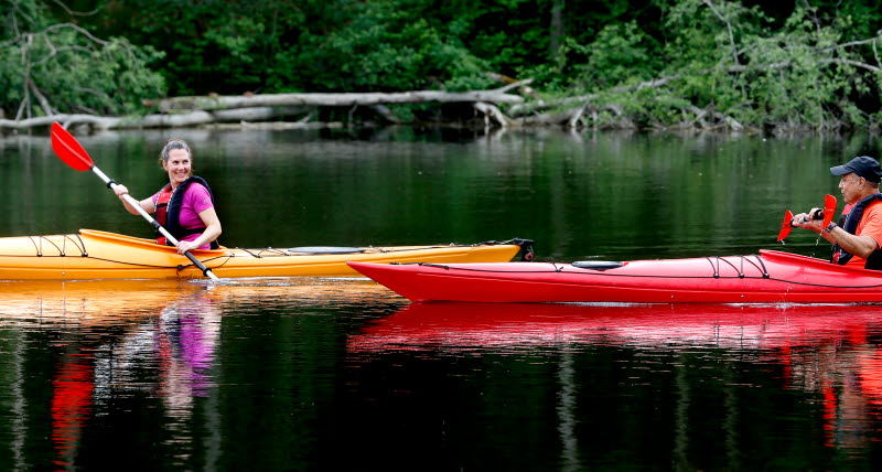 Två personer som paddlar kanot.