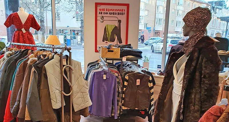 Massor med kläder i en butik