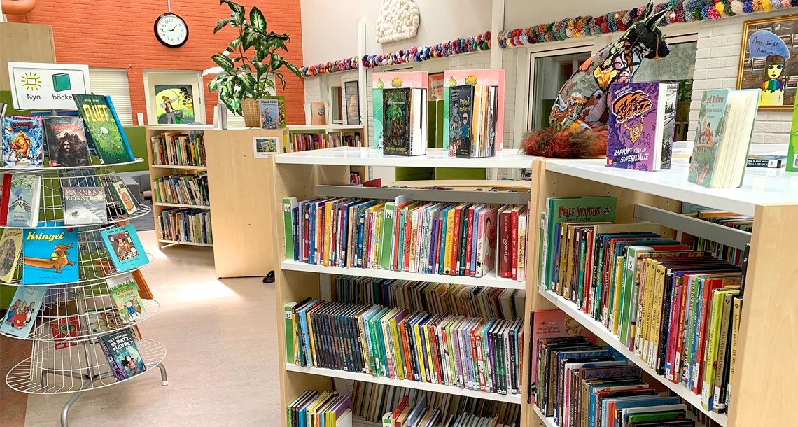 Bokhyllor i ett skolbibliotek