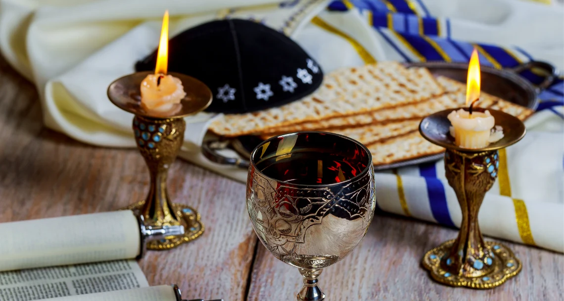 Ljusstakar en kippa, bröd och en bägare