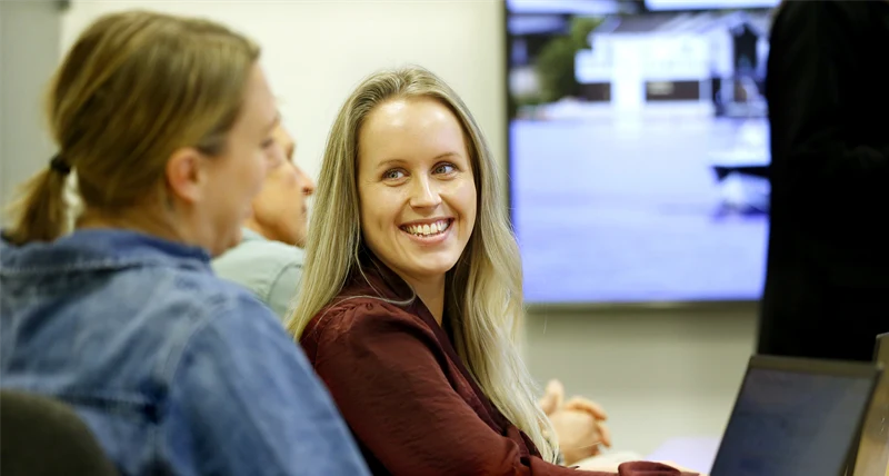Två kvinnor vid bord med datorer.
