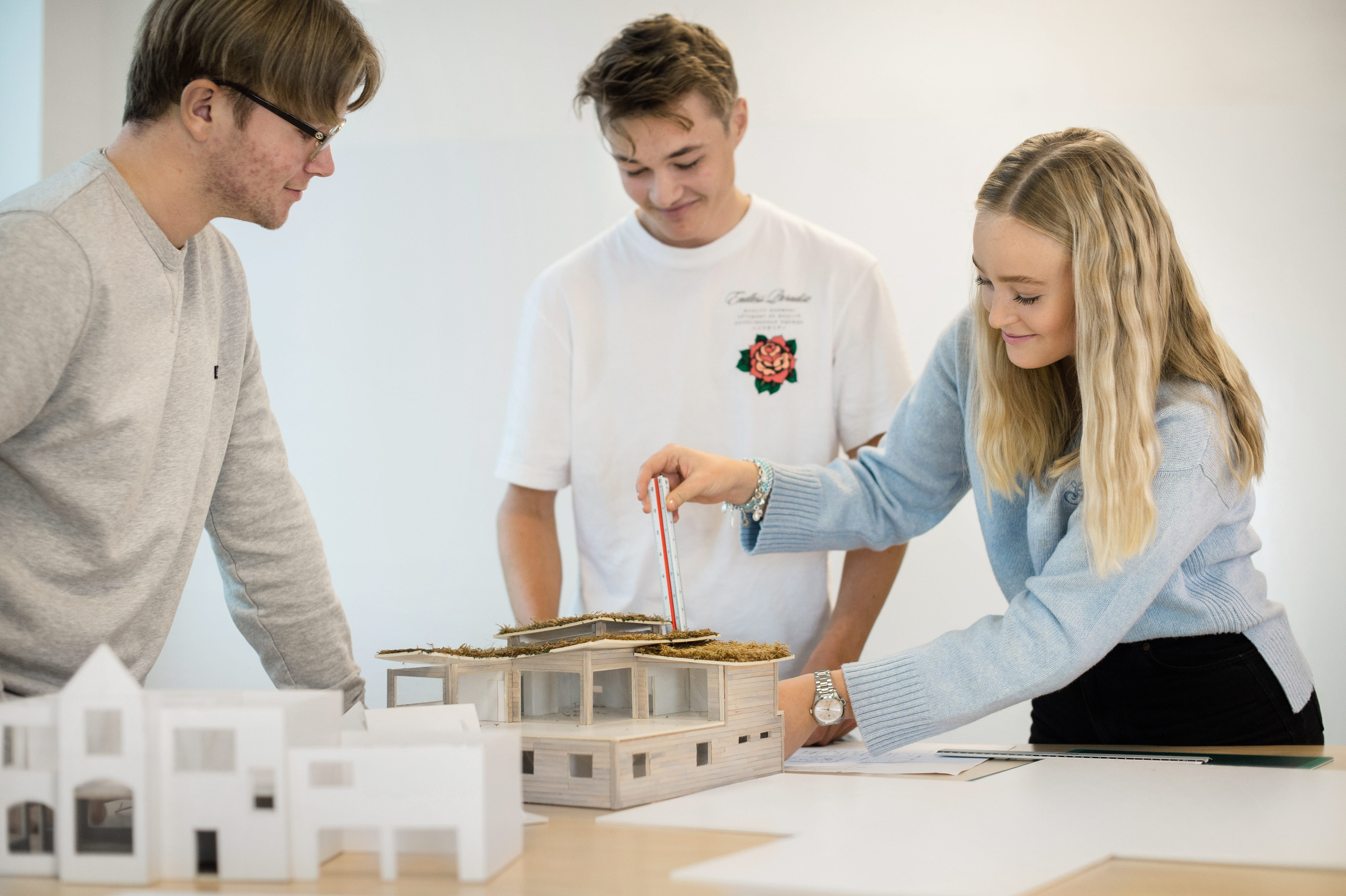 Elever bygger en prototyp av ett hus