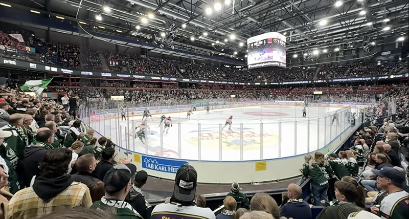 En hockeymatch med publik