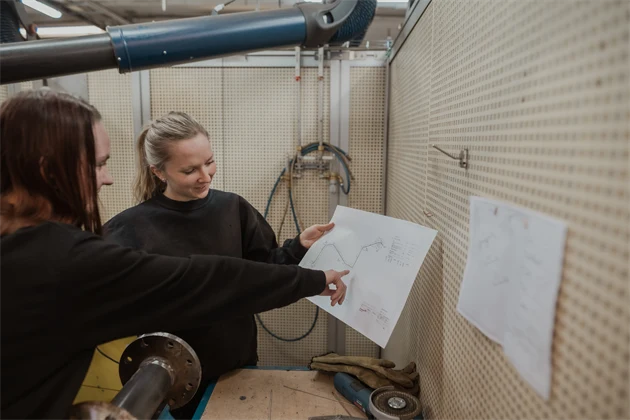 Elever som läser industrirörtekniker