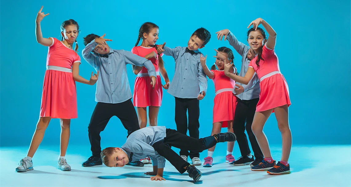 Ett gäng dansande barn