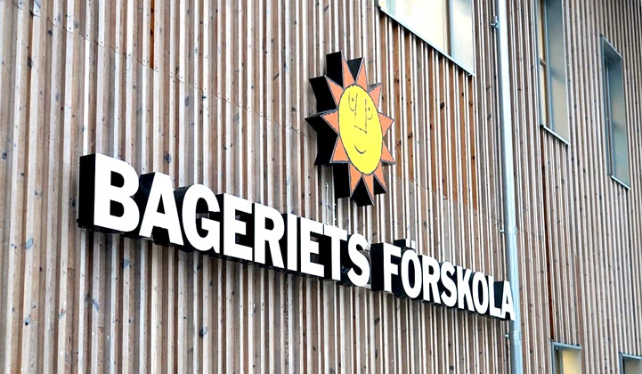 Bageriets förskola, fasadskylt