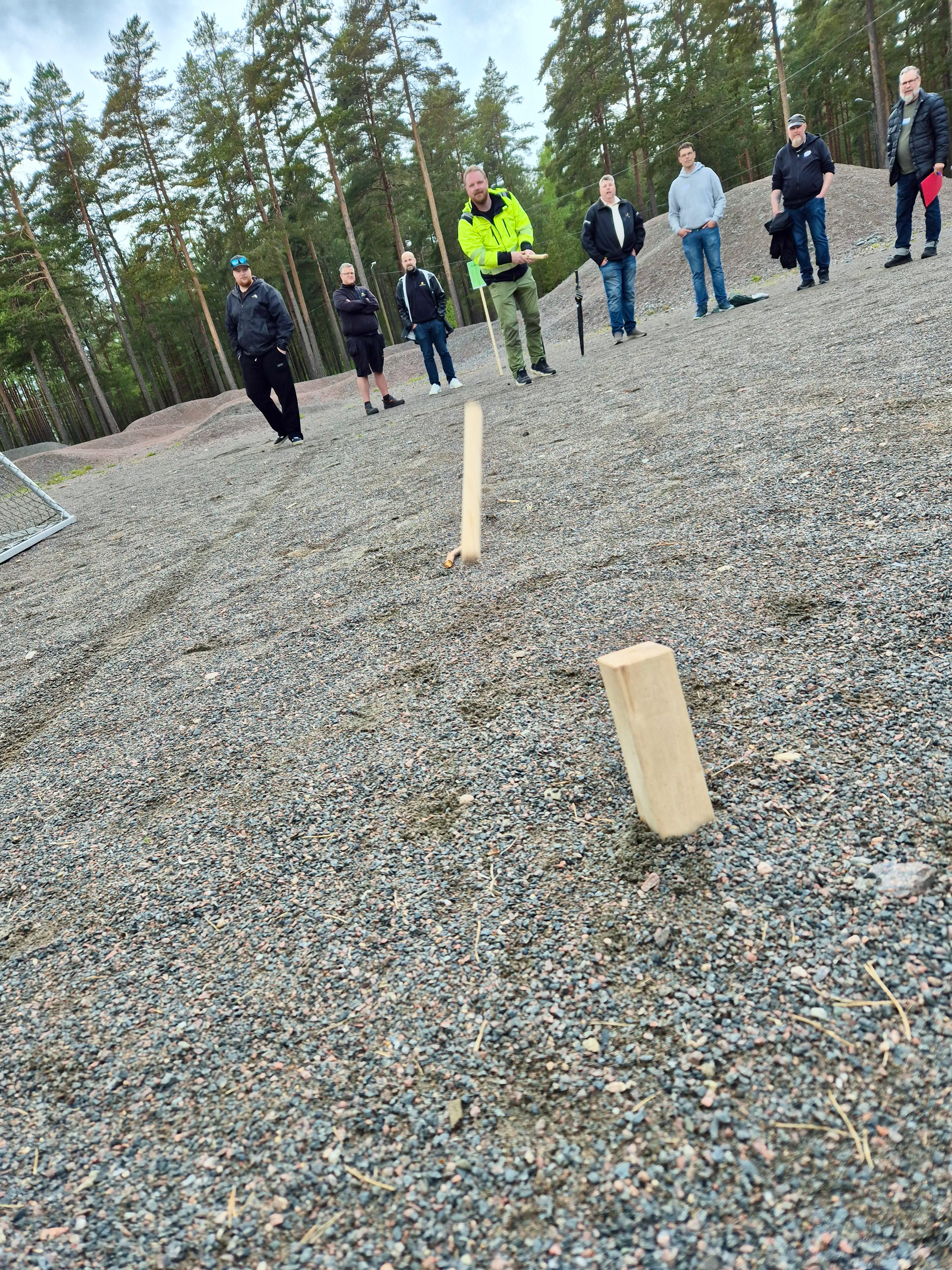 Person spelar kubb