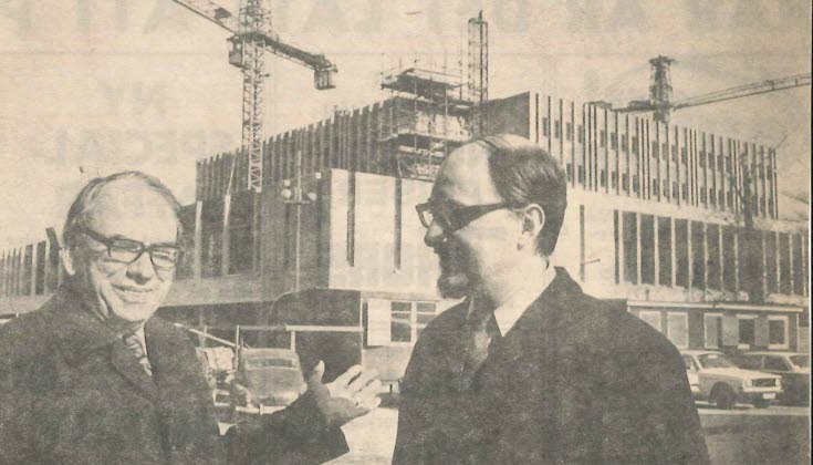 Ragnar Ljung och Kjell Fredriksson med biblioteksbygget i bakgrunden