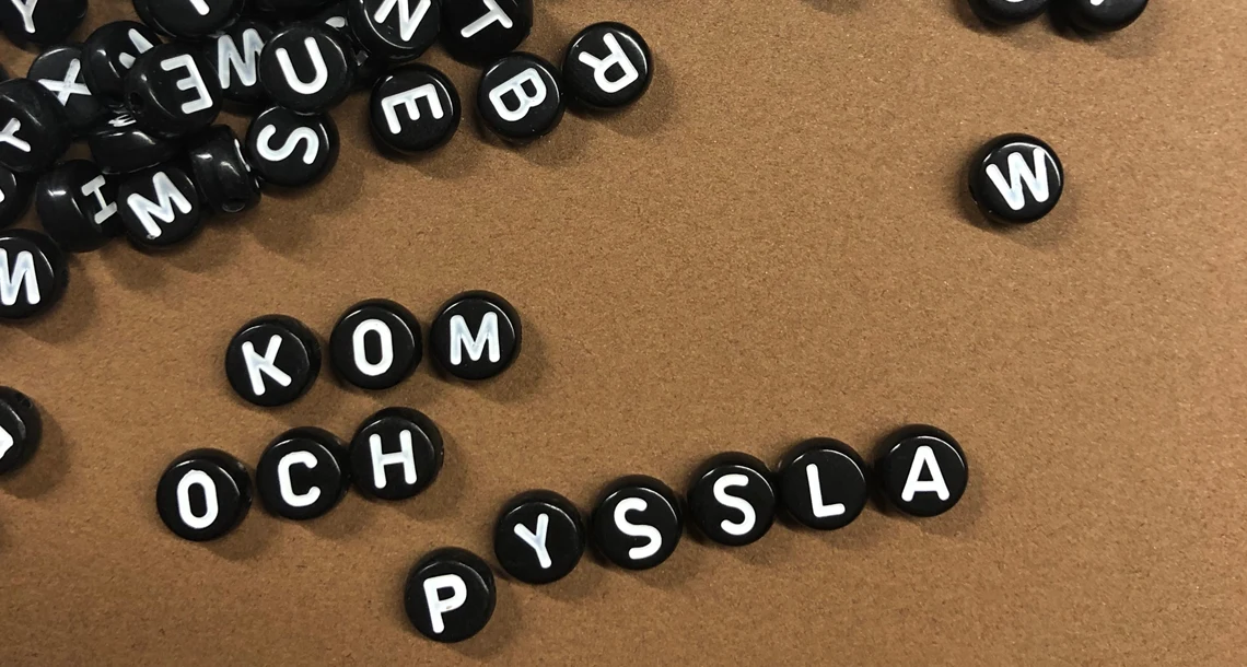 Pärlor som stavar ut "Kom och pyssla"