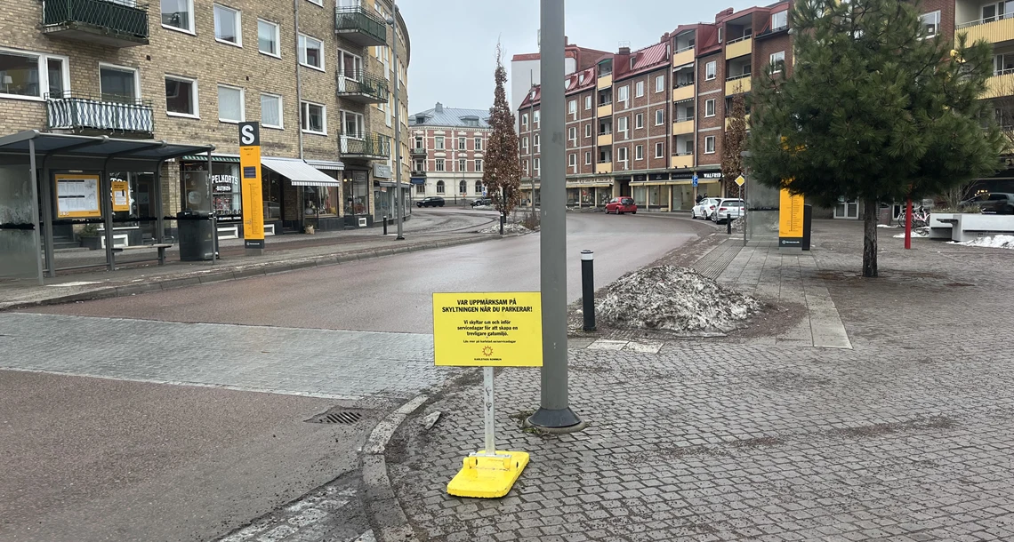 Haga Stadsdel skylt och väg med några parkeringar
