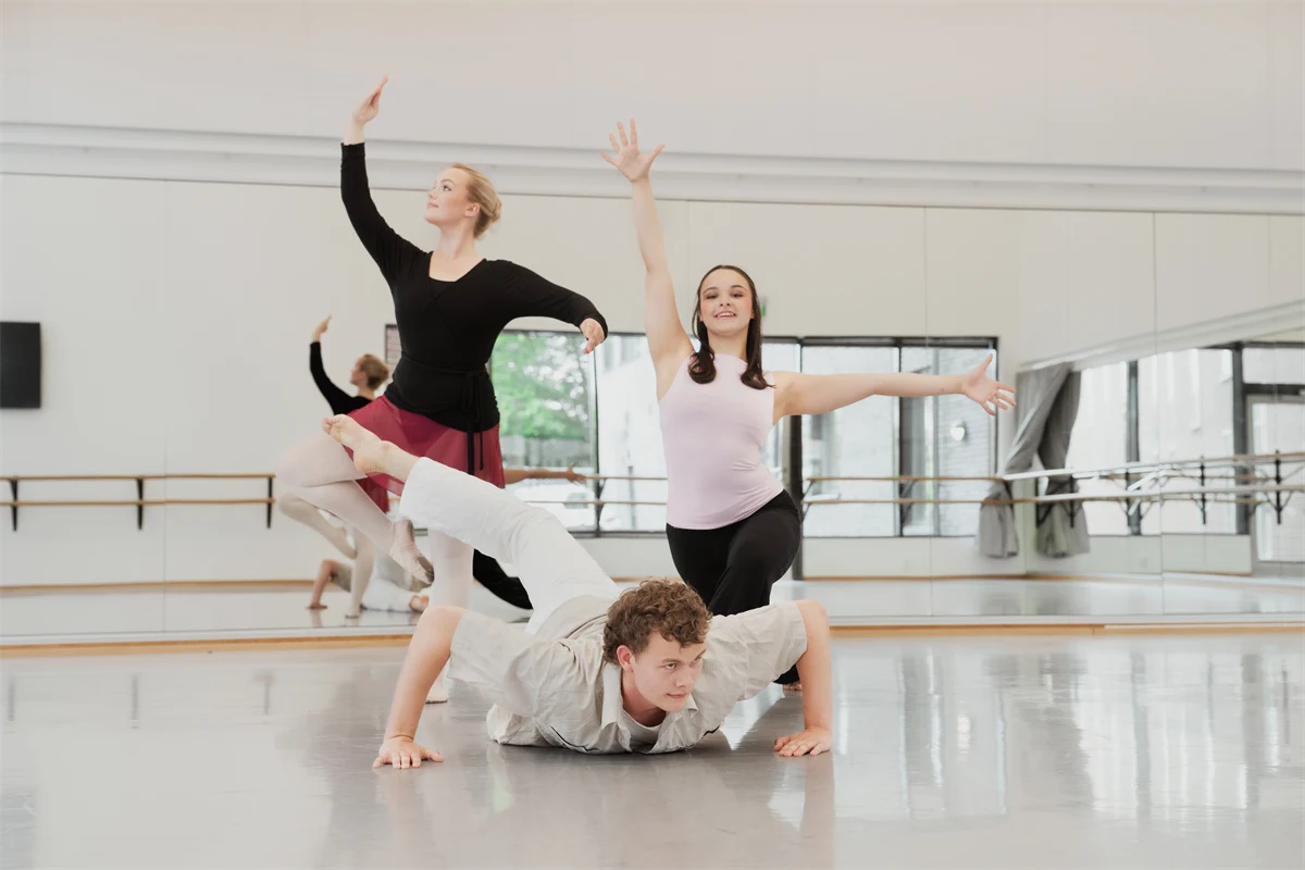 Gymnasieelever dansar i en danssal.