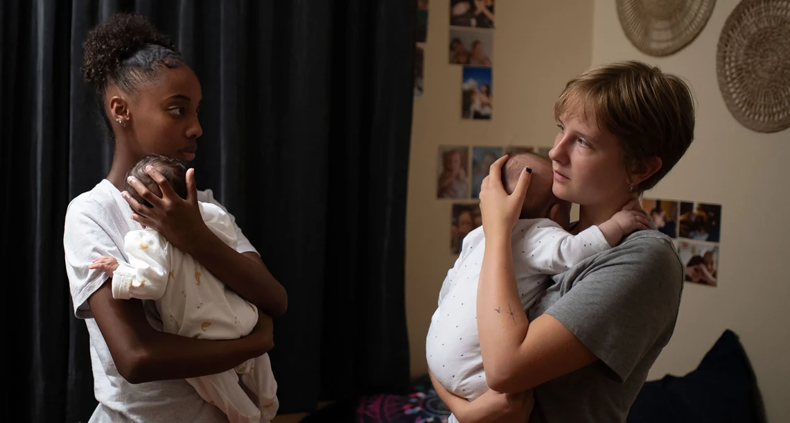 Scen ur filmen Unga mödrar