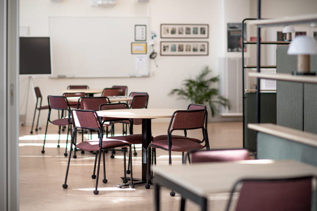 Studiemiljö på Lärcenter med stolar och bord
