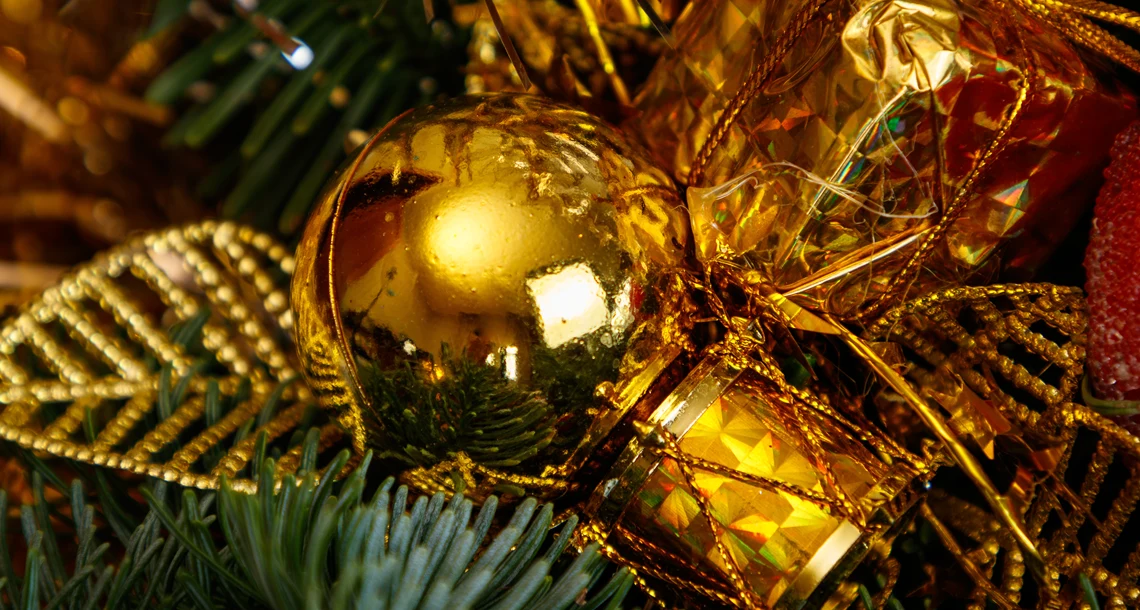 Guldig dekoration i julgranen - närbild