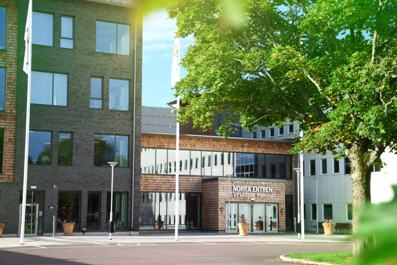 Foto på Sundsta-Älvkullengymnasiets fasad