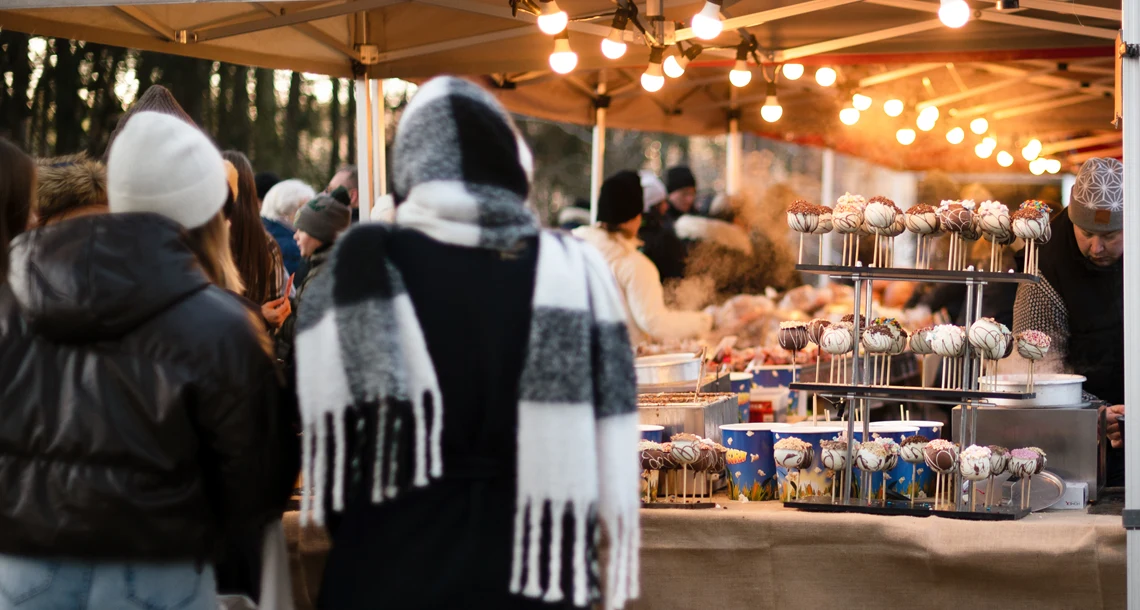 Utställare på julmarknaden i Mariebergsskogen