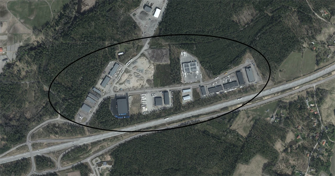 Flygfoto med den planerade området inringat med rött