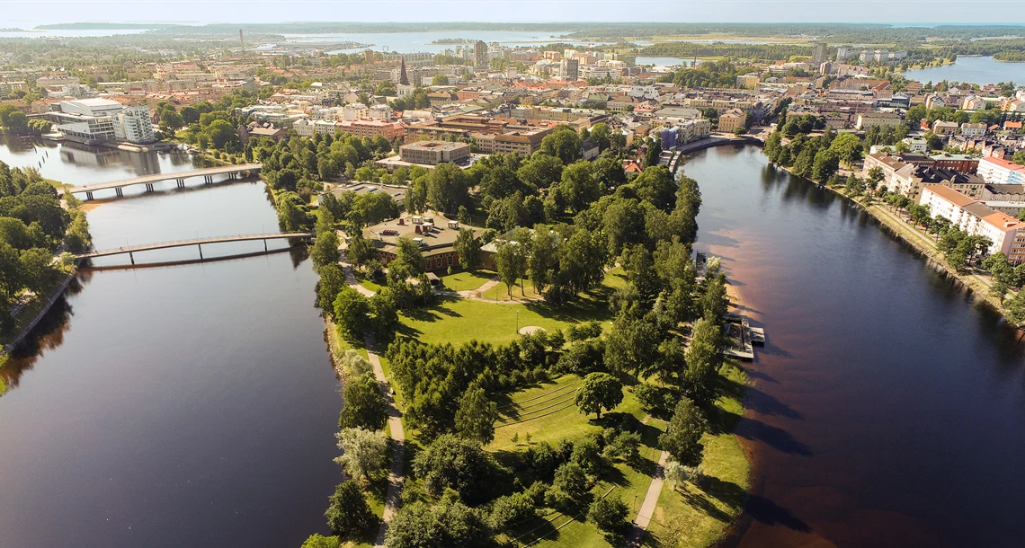 Flygbild över Sandgrundsudden med Klarälven längs sidorna.
