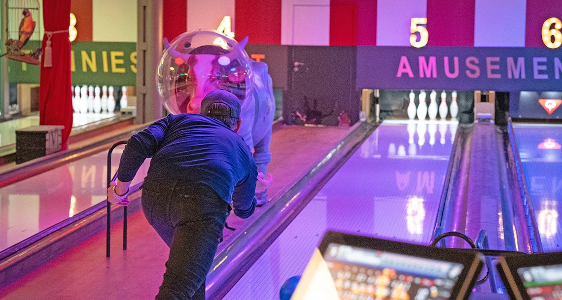 En man spelar bowling