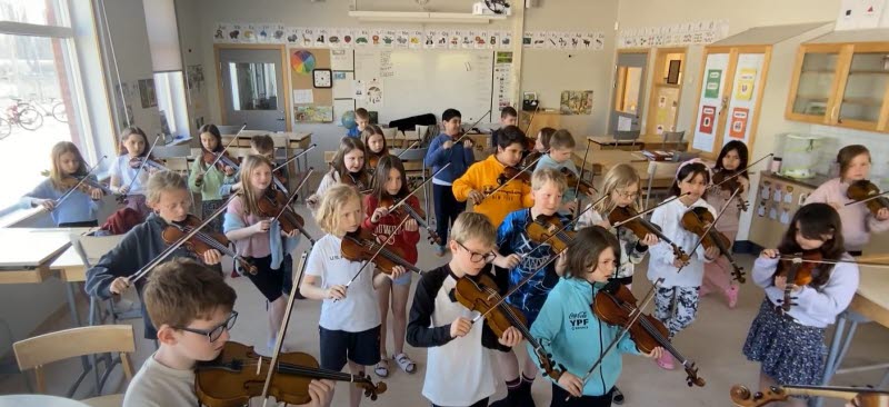Vålbergsskolans fiolklasser spelar i ett klassrum