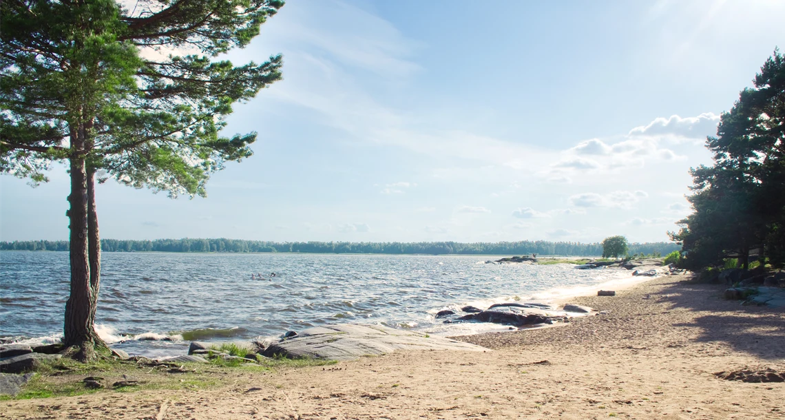 Badplats med sandstrand på Skutberget