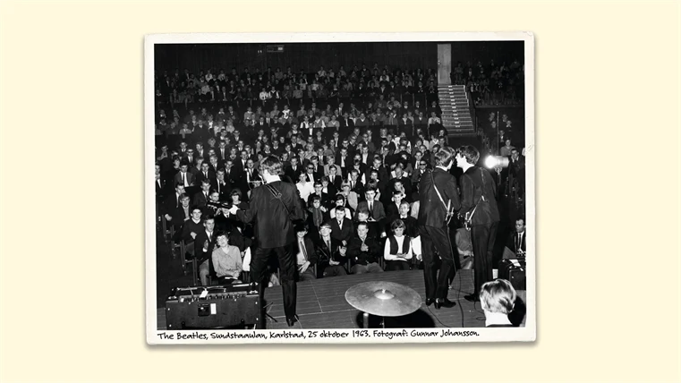 Gammalt foto av The Beatles som uppträder på Sundsta-Älvkullegymnasiet.