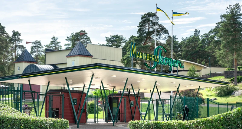 Mariebergsskogens huvudentré sommartid.