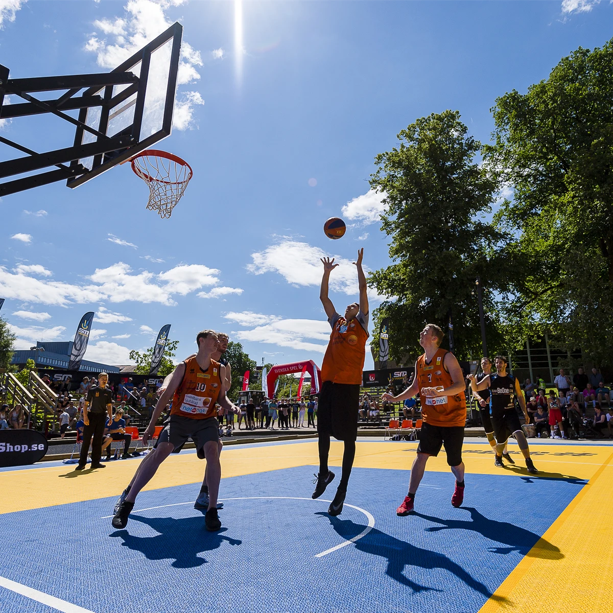 Basketmatch utomhus i solsken